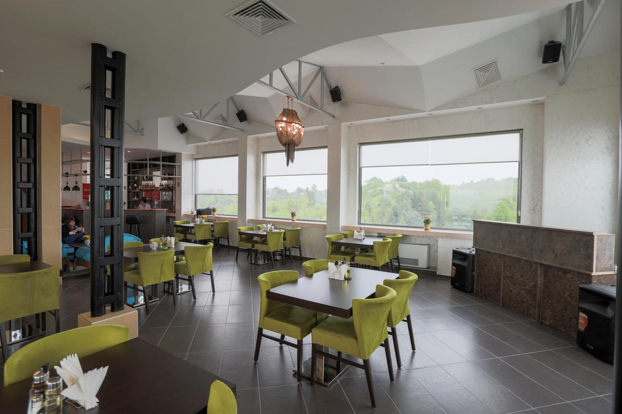 Terra Europe Brontes Hotel 特尔戈维什特 外观 照片