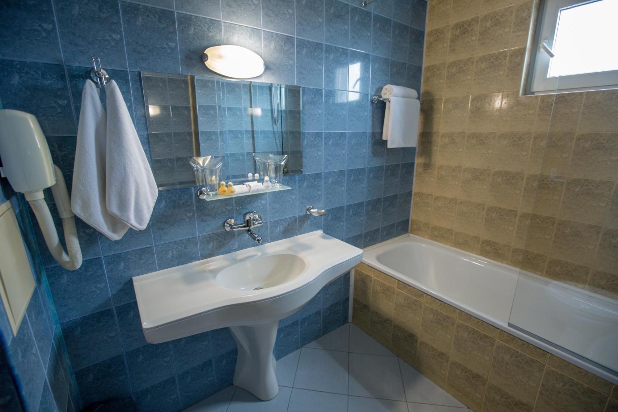 Terra Europe Brontes Hotel 特尔戈维什特 外观 照片