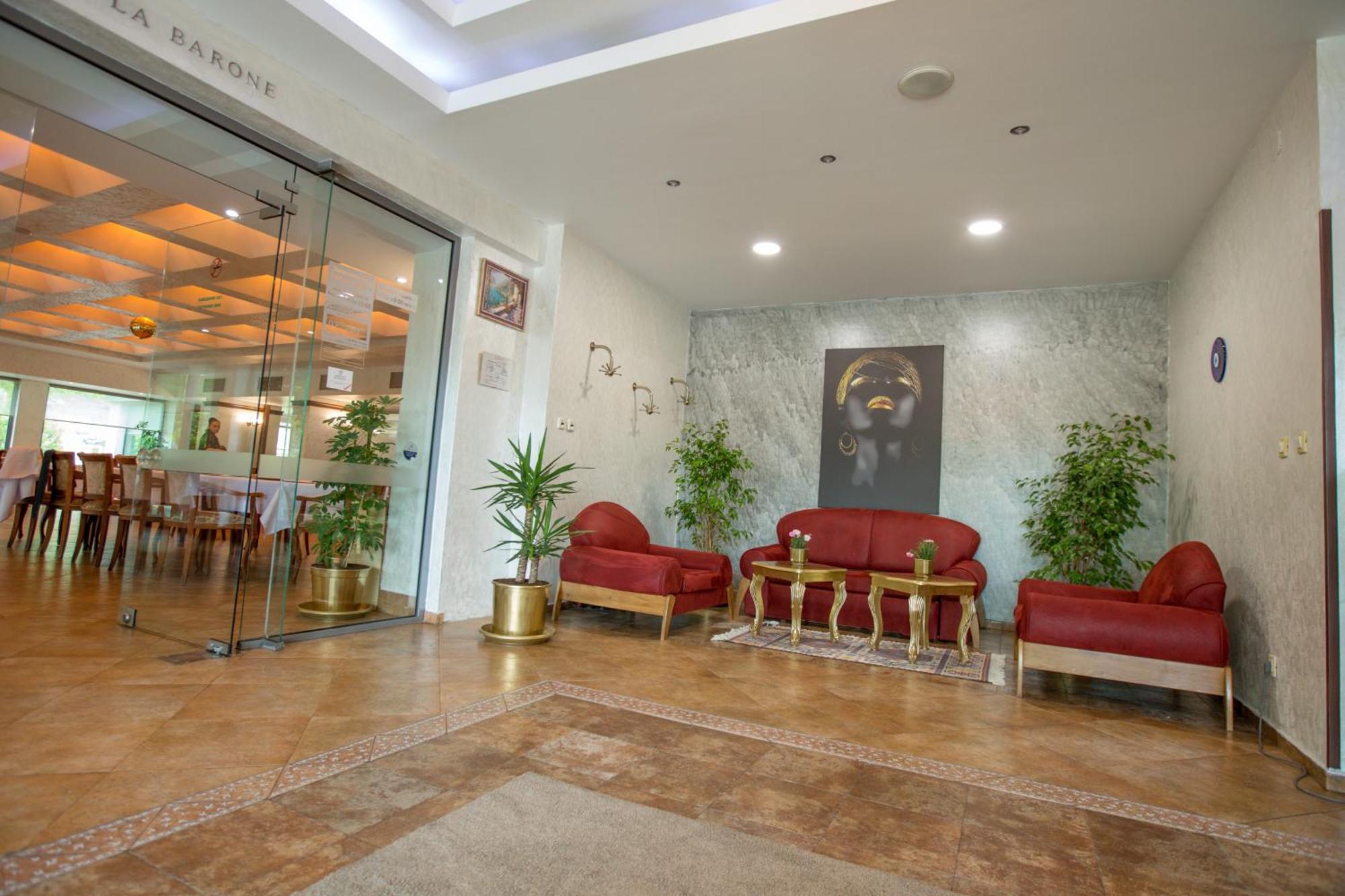 Terra Europe Brontes Hotel 特尔戈维什特 外观 照片