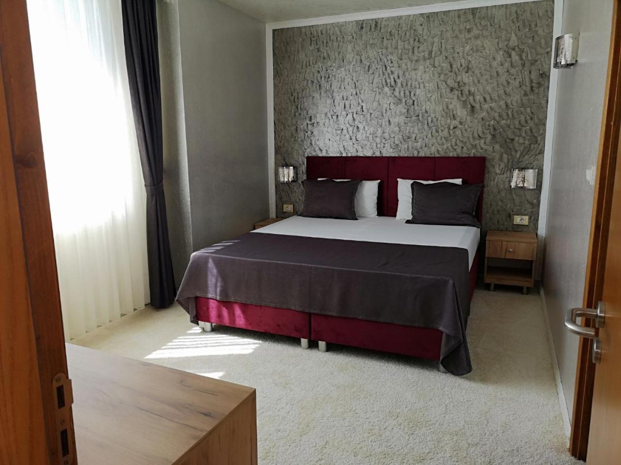 Terra Europe Brontes Hotel 特尔戈维什特 外观 照片