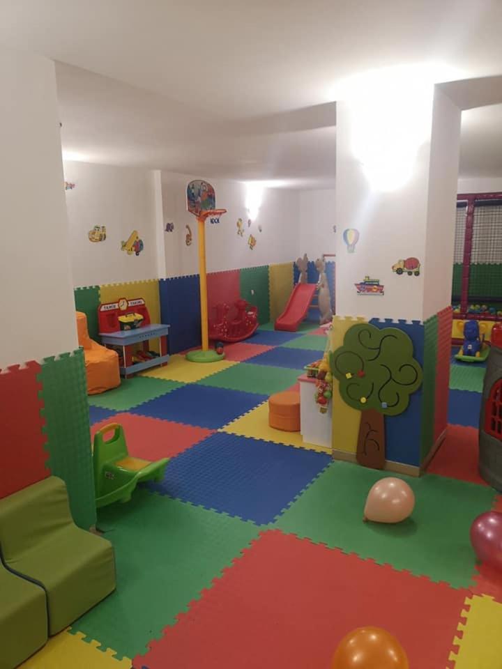 Terra Europe Brontes Hotel 特尔戈维什特 外观 照片
