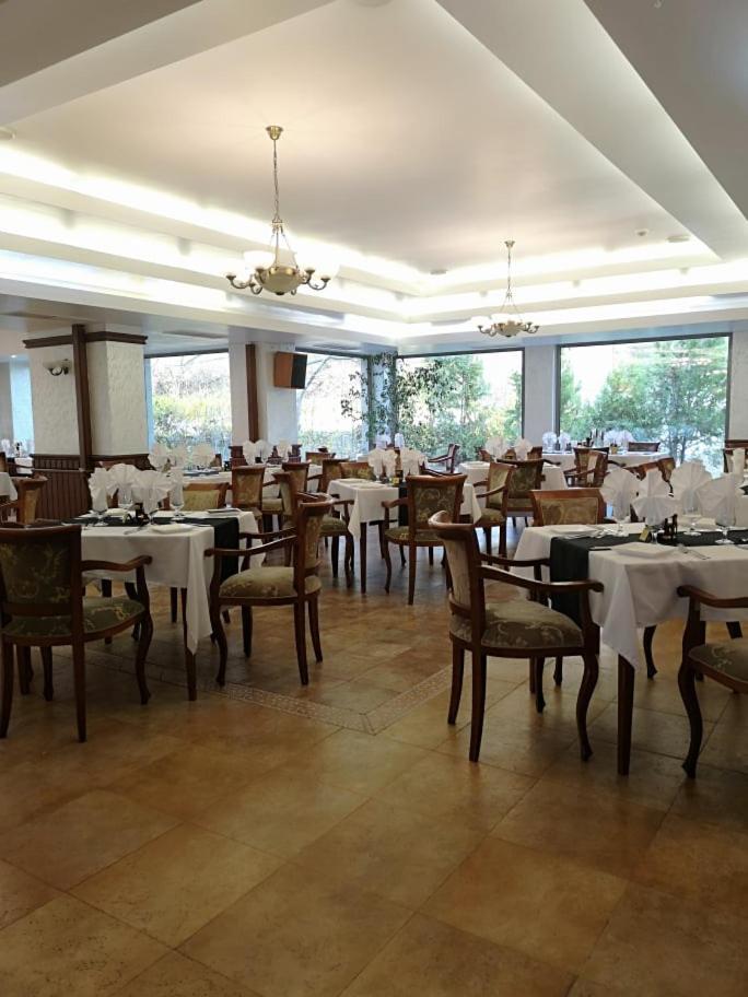 Terra Europe Brontes Hotel 特尔戈维什特 外观 照片
