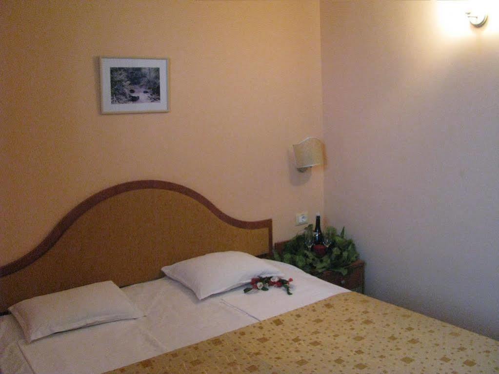 Terra Europe Brontes Hotel 特尔戈维什特 外观 照片