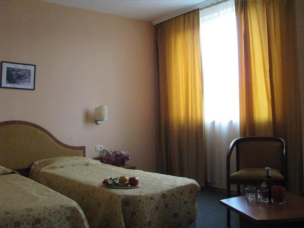 Terra Europe Brontes Hotel 特尔戈维什特 外观 照片
