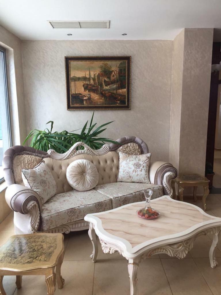 Terra Europe Brontes Hotel 特尔戈维什特 外观 照片