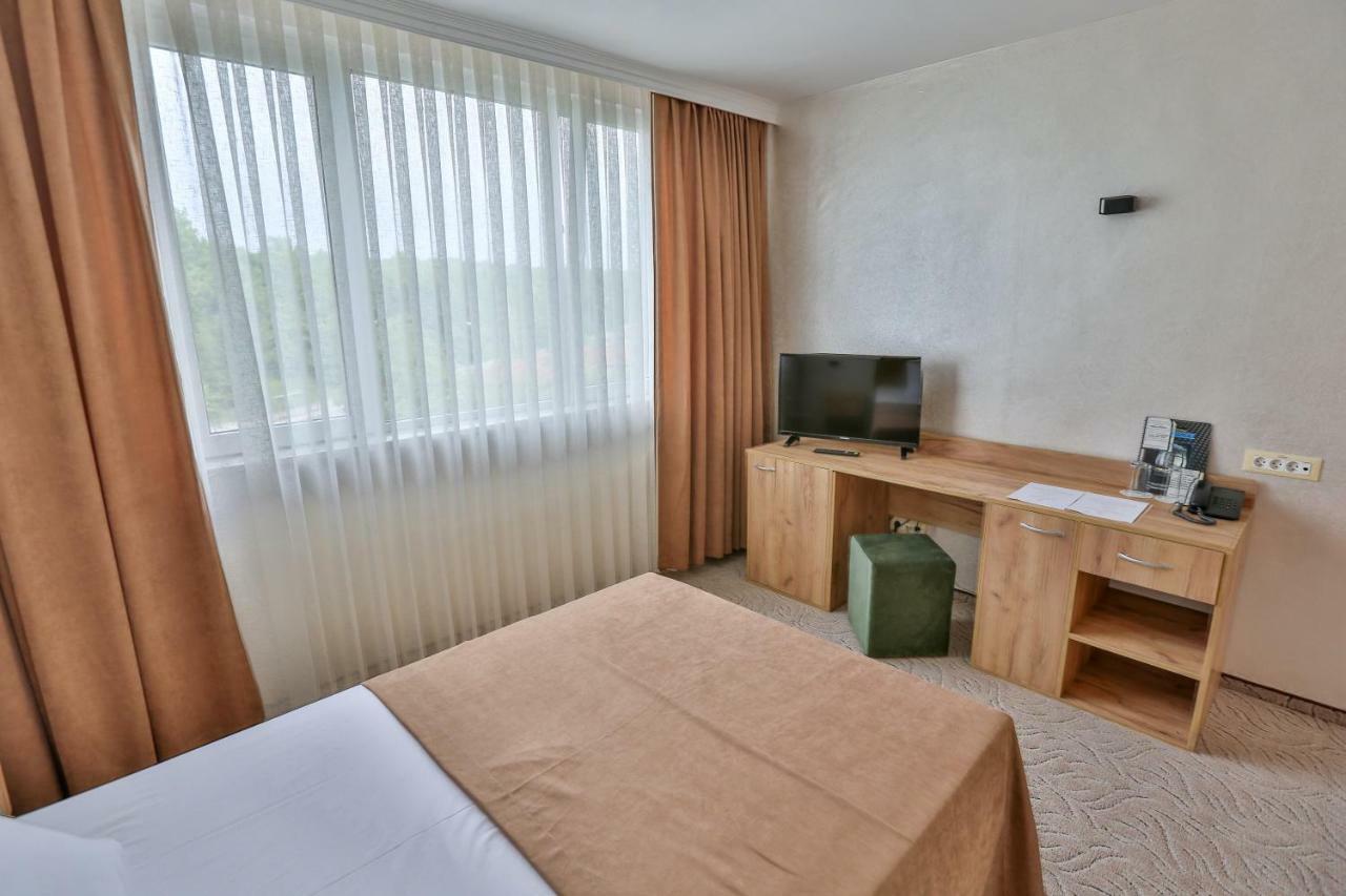 Terra Europe Brontes Hotel 特尔戈维什特 外观 照片