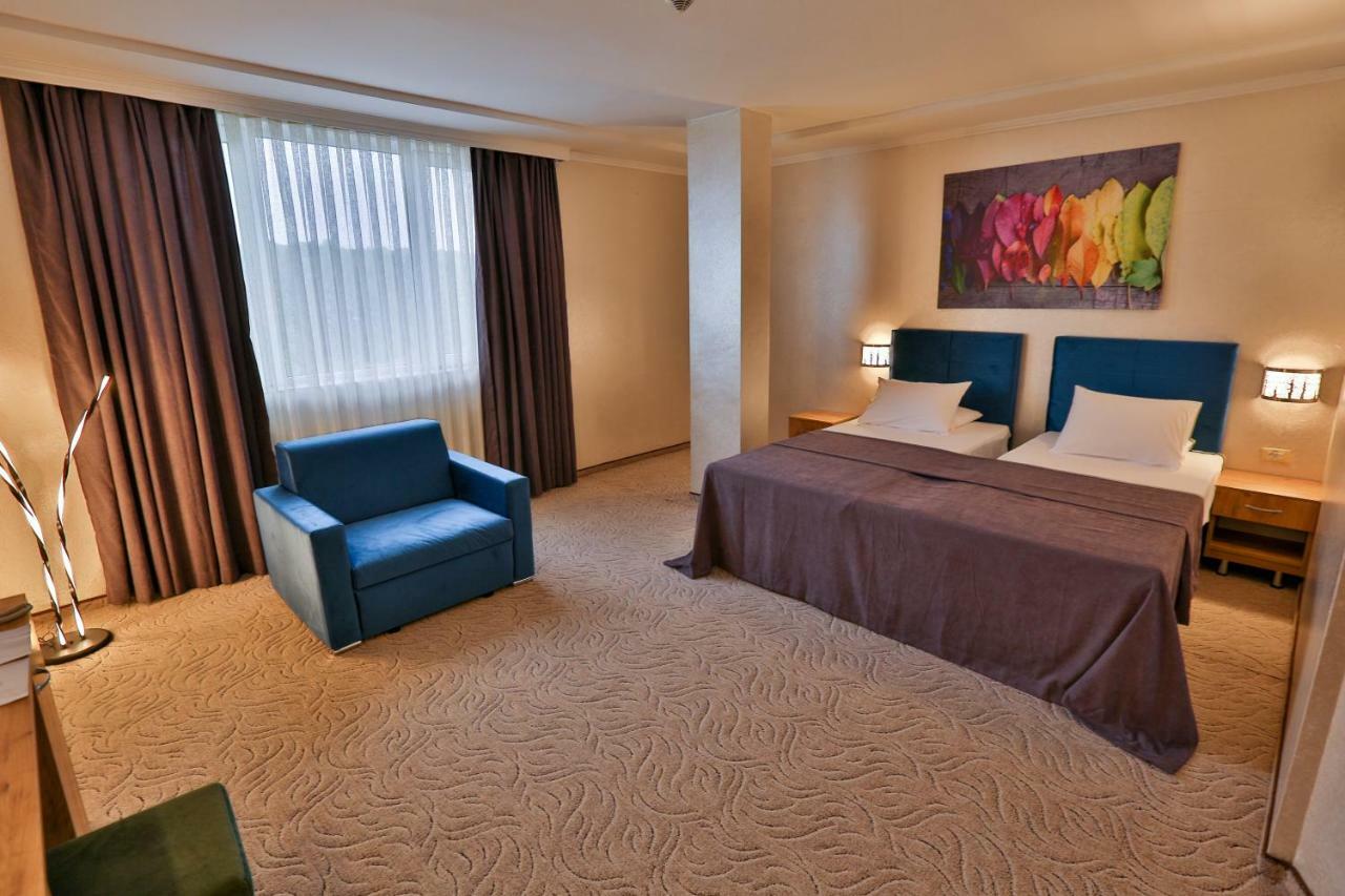 Terra Europe Brontes Hotel 特尔戈维什特 外观 照片
