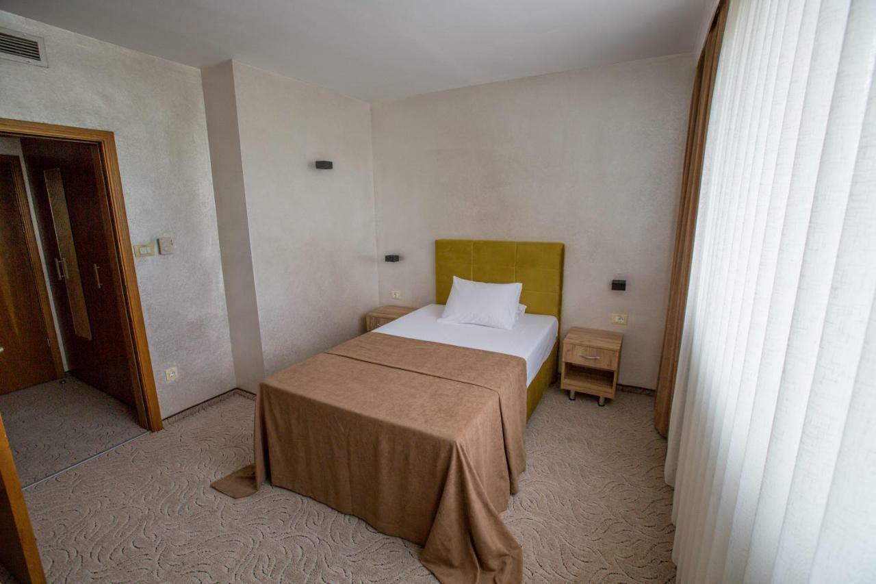 Terra Europe Brontes Hotel 特尔戈维什特 外观 照片