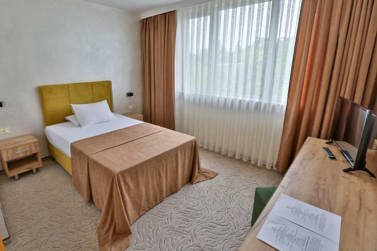 Terra Europe Brontes Hotel 特尔戈维什特 外观 照片