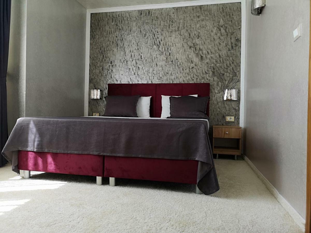 Terra Europe Brontes Hotel 特尔戈维什特 外观 照片