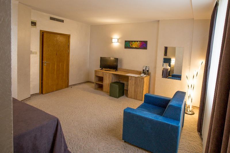 Terra Europe Brontes Hotel 特尔戈维什特 外观 照片